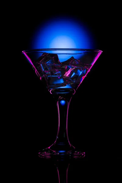 Гарячий напій в барі на кольоровому абстрактному фоні — стокове фото