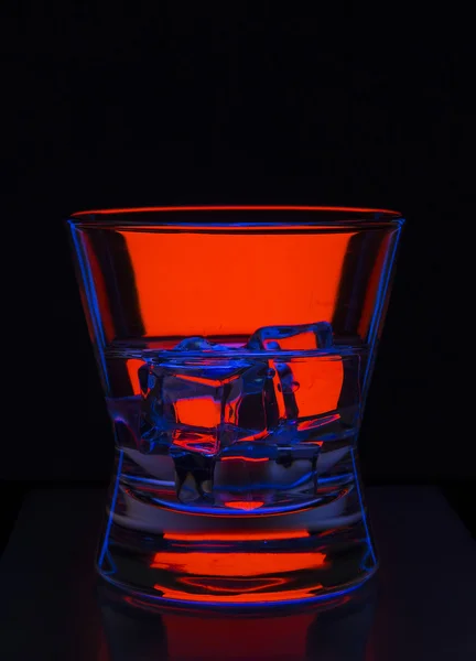 Tragos calientes en el bar sobre fondo abstracto de color — Foto de Stock