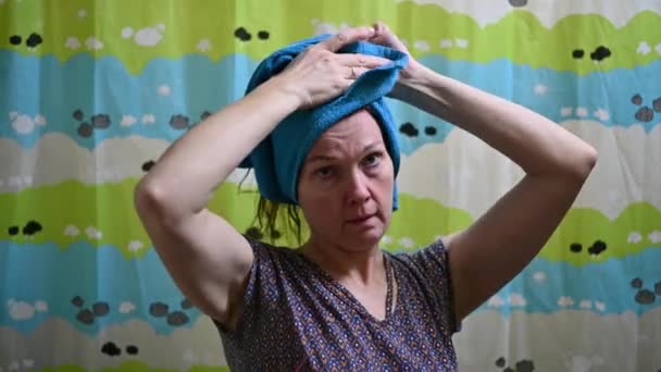 Adult woman wipes her washed hair with a towel in the bathroom — Stock Video