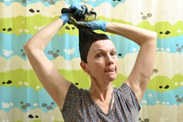 Πορτρέτο Της Ενήλικης Καυκάσιας Μελαχρινής Γυναίκας Μόνο Γάντια Βάφει Μαλλιά — Φωτογραφία Αρχείου