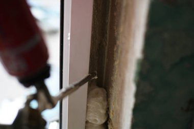 Bir şehir dairesine pvc penceresi yerleştirilirken açığı köpürtme fotoğrafı.