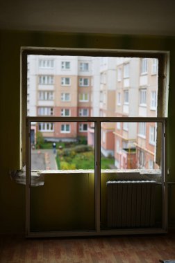 Bir apartman dairesinde çift yapraklı pencere kurulumunun fotoğrafı