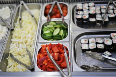 Alışveriş merkezindeki self-servis yemeklerinin fotoğrafı..