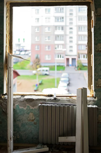墙上的一个空隙拆除城市公寓窗户的照片 — 图库照片