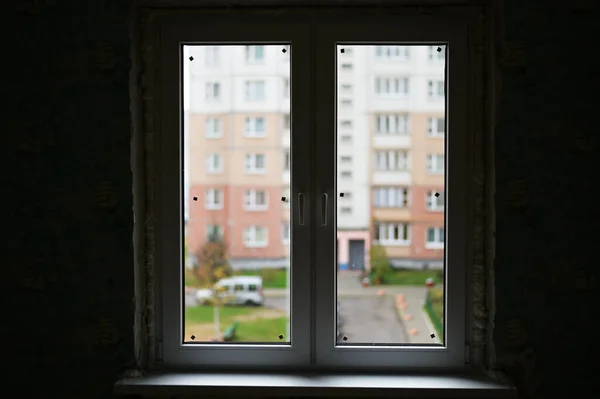 Bir Apartman Dairesinde Tamamlanmış Yeni Bir Çift Yapraklı Pencerenin Fotoğrafı — Stok fotoğraf