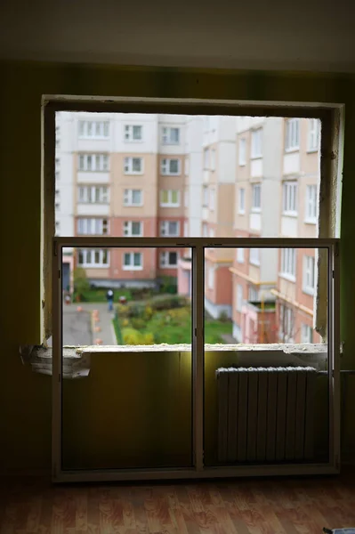 Bir Apartman Dairesinde Çift Yapraklı Pencere Kurulumunun Fotoğrafı — Stok fotoğraf