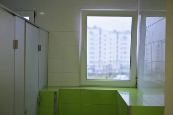 Ściany Białe Zielone Zdjęcie Toalety Publicznej Drzwiami Oknem — Zdjęcie stockowe