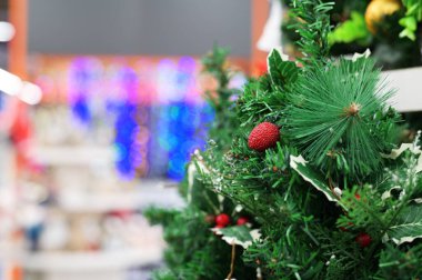 Yeni yılın kırmızı toplarının yakın plan fotoğrafı bulanık bir arkaplanda bir Noel ağacında.