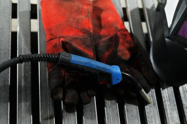 Kaynak eldiveni fotoğrafı, atölyede elektrot tutucu.