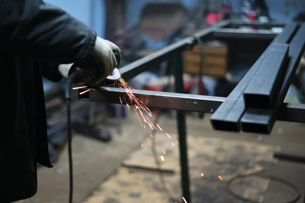 Kaynakçı Elleri Atölyede Içi Boş Metal Kıvılcımları Olan Testereyle Testereyi — Stok fotoğraf