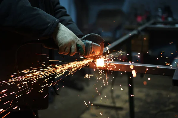 Kaynakçı Elleri Atölyede Içi Boş Metal Kıvılcımları Olan Testereyle Testereyi — Stok fotoğraf