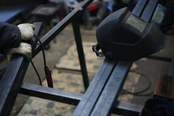 Photo Hand Welder Working Measures Metal Workshop — Stock Photo, Image