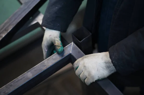 Photo Welder Hand Working Measures Metal Workshop — Stock Photo, Image