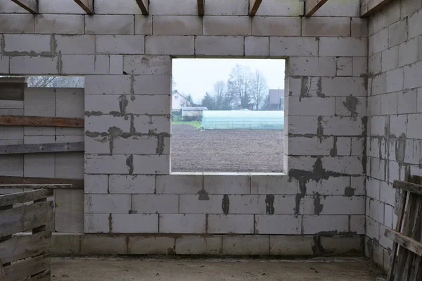 Construction concept. Photo of a window, an empty opening in an unfinished house. — 图库照片