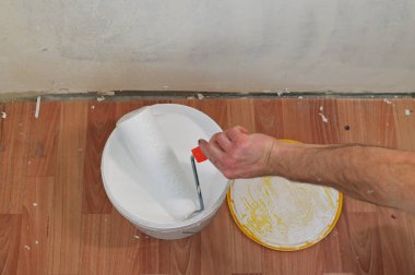 Resim boyası ve elle silindir. İnşaat konsepti.