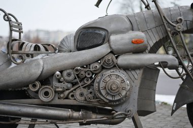 Dekoratif gri bir motosikletin metal ön kısmının fotoğrafı.