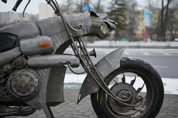 Zdjęcie Szarego Dekoracyjnego Koła Motocykla Przedmiot Sztuki — Zdjęcie stockowe