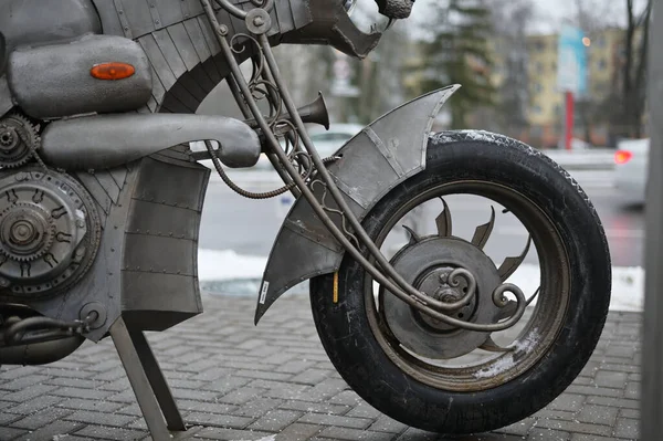 Foto Parte Frontal Metal Uma Motocicleta Cinza Decorativa — Fotografia de Stock