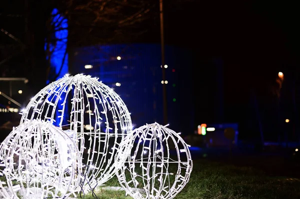 Zdjęcie Świątecznym Jasnym Świetle Christmas Balls Ulicy Nocy — Zdjęcie stockowe