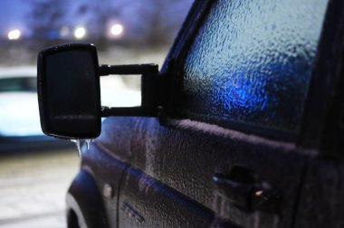 Kışın açık havada araba camına yakın buzlu fotoğraf.