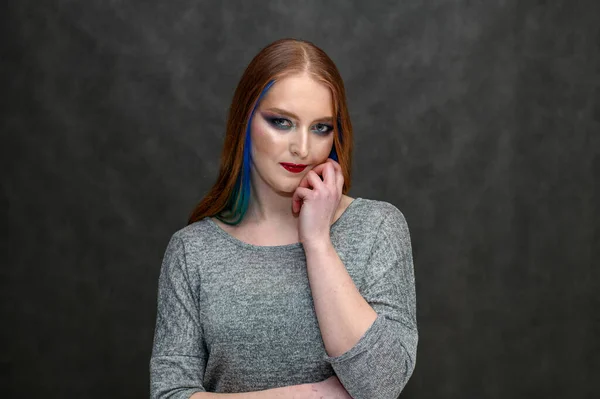 Retrato Uma Menina Bonita Com Cabelo Tingido Coloração Cabelo Profissional — Fotografia de Stock