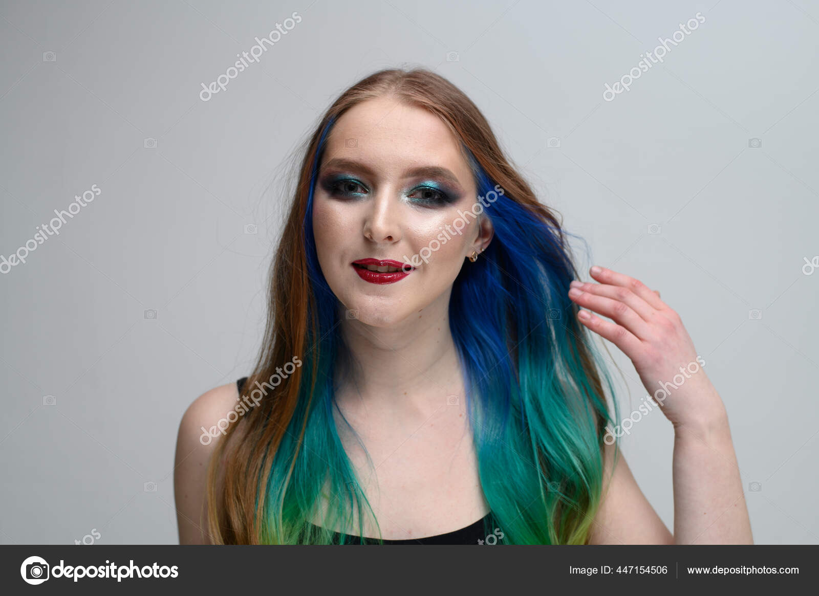 長い染めの髪を持つ白人の女の子 メイクの良いモデルの写真ポートレート ストック写真 C Govorkov Photo 長い染めの髪を持つ白人の女の子 メイクの良いモデルの写真ポートレート ストック写真 C Govorkov Photo