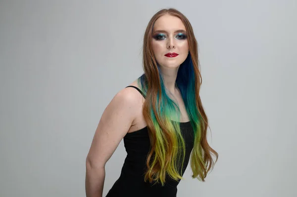 Portrét Kavkazské Dívky Model Vynikající Make Úsměvem Barvenými Vlasy Pózovat — Stock fotografie