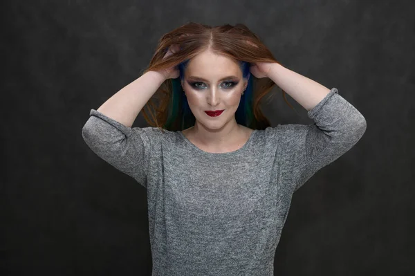 Roztomilé Běloška Dívka Velkým Make Ukazuje Dlouhé Barvené Vlasy Úsměvem — Stock fotografie