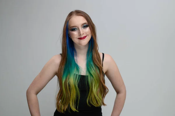 Roztomilé Běloška Dívka Vynikající Make Ukazuje Dlouhé Barvené Vlasy Úsměvem — Stock fotografie