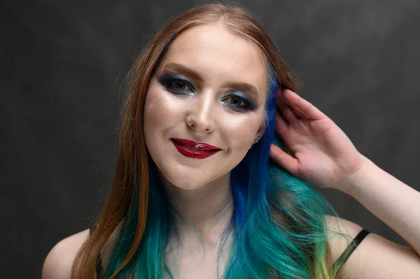 Porträtt Med Makeup Flicka Med Färgat Hår Vit Modell Grå — Stockfoto