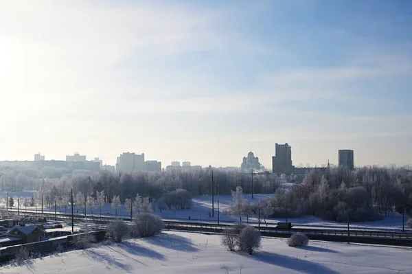 Panorama vista dall'alto sul paesaggio invernale della città innevata in gelo e sole — Foto Stock