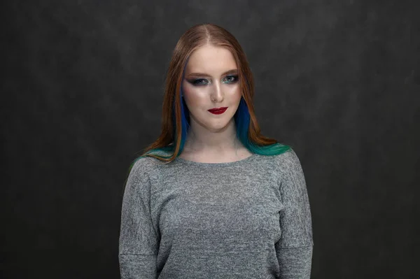 Porträtt Kaukasiska Flicka Med Ljusa Makeup Och Långt Hår Grå — Stockfoto