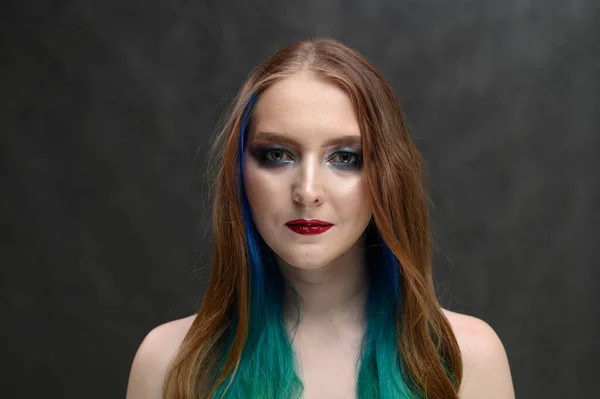 Portrét Kavkazské Dívky Jasným Make Upem Dlouhými Vlasy Šedém Pozadí — Stock fotografie