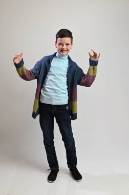 Beyaz arka planda farklı duygularla farklı pozlarda duran beyaz bir gencin tam boy portresi.