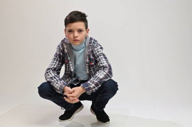 Beyaz arka planda oturan tam gelişmiş fotoğrafçı.