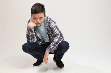 Beyaz arka planda tamamen büyümüş beyaz bir adam farklı pozlarda oturuyor.