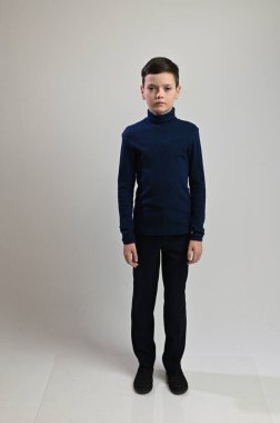 Uzun boylu bir adam. Farklı pozlarda beyaz arka planda bir genç