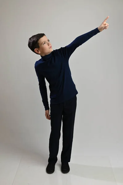 Guy Adolescent Pleine Croissance Vêtements Sombres Sur Fond Blanc — Photo