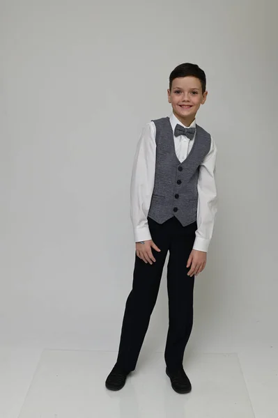 Beyaz Bir Arka Planda Takım Elbiseli Yetişkin Bir Çocuk — Stok fotoğraf