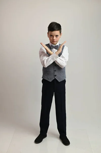 Retrato Niño Traje Con Pajarita Sobre Fondo Blanco Pleno Crecimiento — Foto de Stock