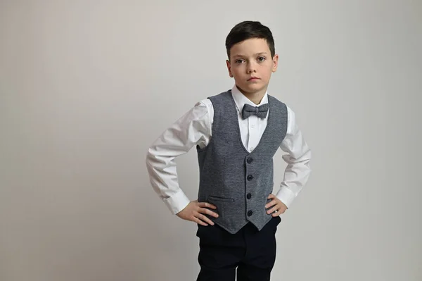 Портрет Хлопчика Костюмі Краваткою Білому Тлі — стокове фото