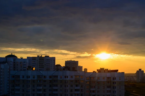 Foto Del Sole Che Tramonta Con Cielo Serale Città — Foto Stock