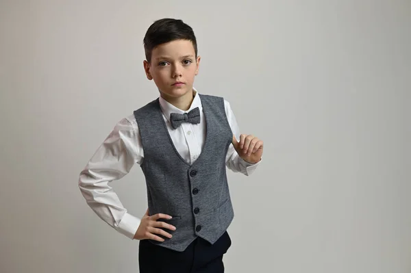 Beyaz Arka Planda Takım Elbiseli Hoş Bir Gencin Portresi — Stok fotoğraf