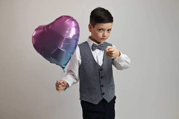Kalp Balonu Olan Genç Bir Çocuğun Portresi — Stok fotoğraf