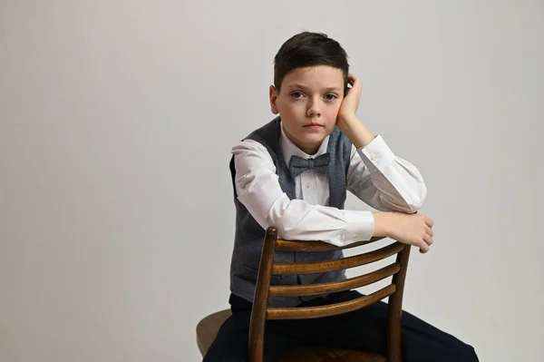 Πορτρέτο Ενός Καυκάσιου Έφηβου Αγοριού Λευκό Φόντο Που Κάθεται Μια — Φωτογραφία Αρχείου