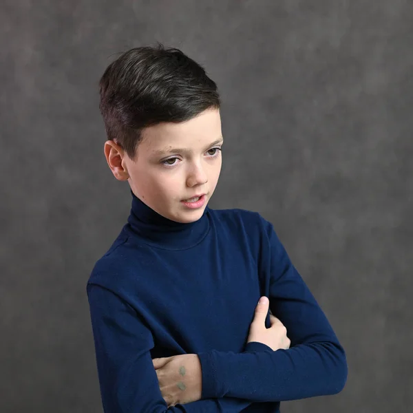 Portrait Garçon Adolescent Caucasien Sur Fond Gris — Photo