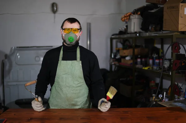 Foto Van Een Man Schilder Die Werkt Een Werkplaats — Stockfoto