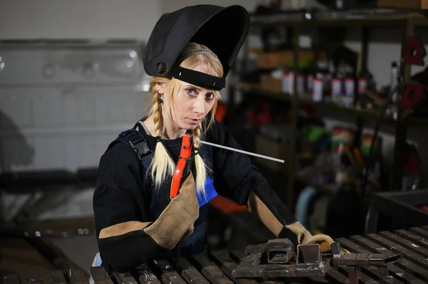 Ritratto Carina Saldatore Bionda Caucasica Che Lavora Una Maschera Garage — Foto Stock