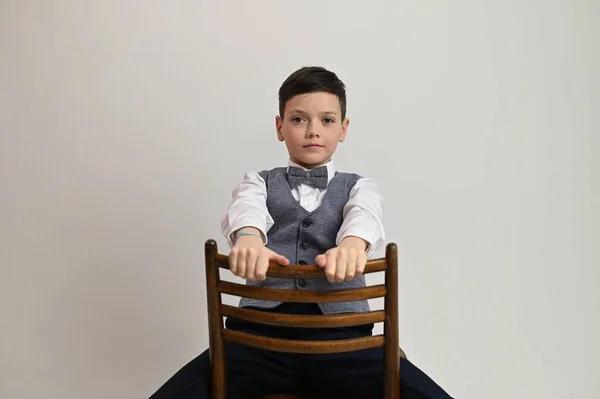 Portrait Adolescent Assis Sur Une Chaise Sur Fond Blanc Dans — Photo