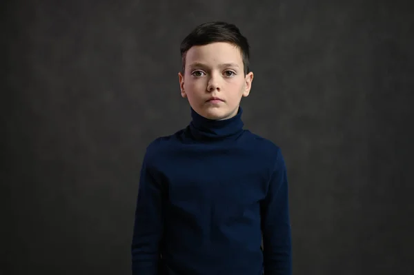 Πορτρέτο Ενός Έφηβου Καυκάσιου Αγοριού Γκρι Φόντο Ακριβώς Μπροστά Από — Φωτογραφία Αρχείου
